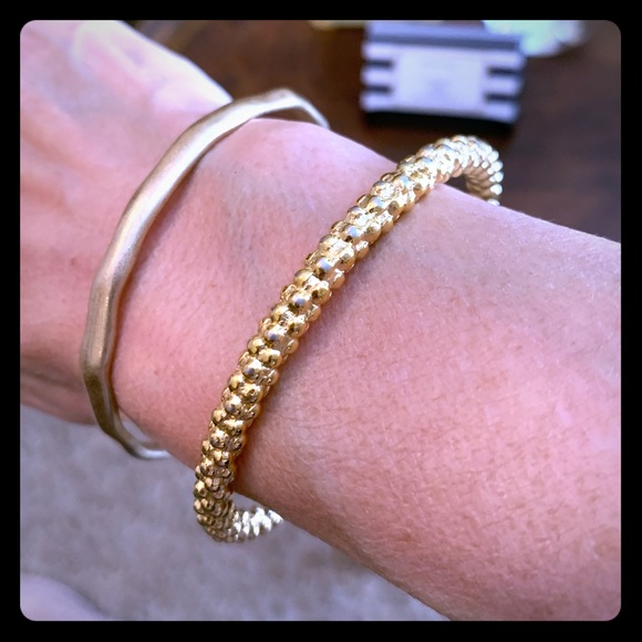 Beautiful Gold Bangle Bracelet! - Picture 1 of 3